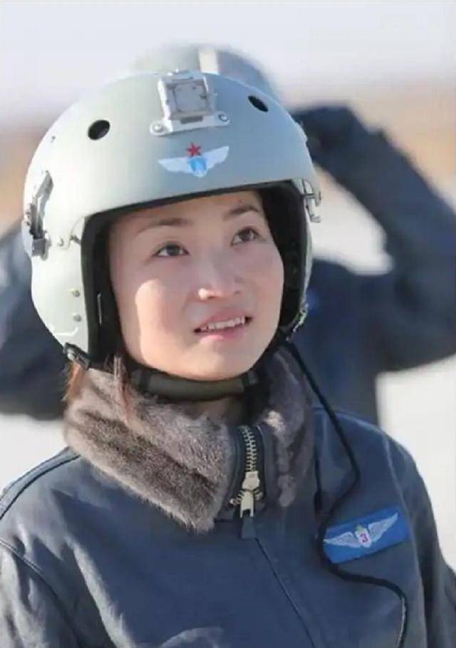 "金孔雀"余旭:首位驾驶歼-10飞机的女飞行员,牺牲时年仅30岁_烈士