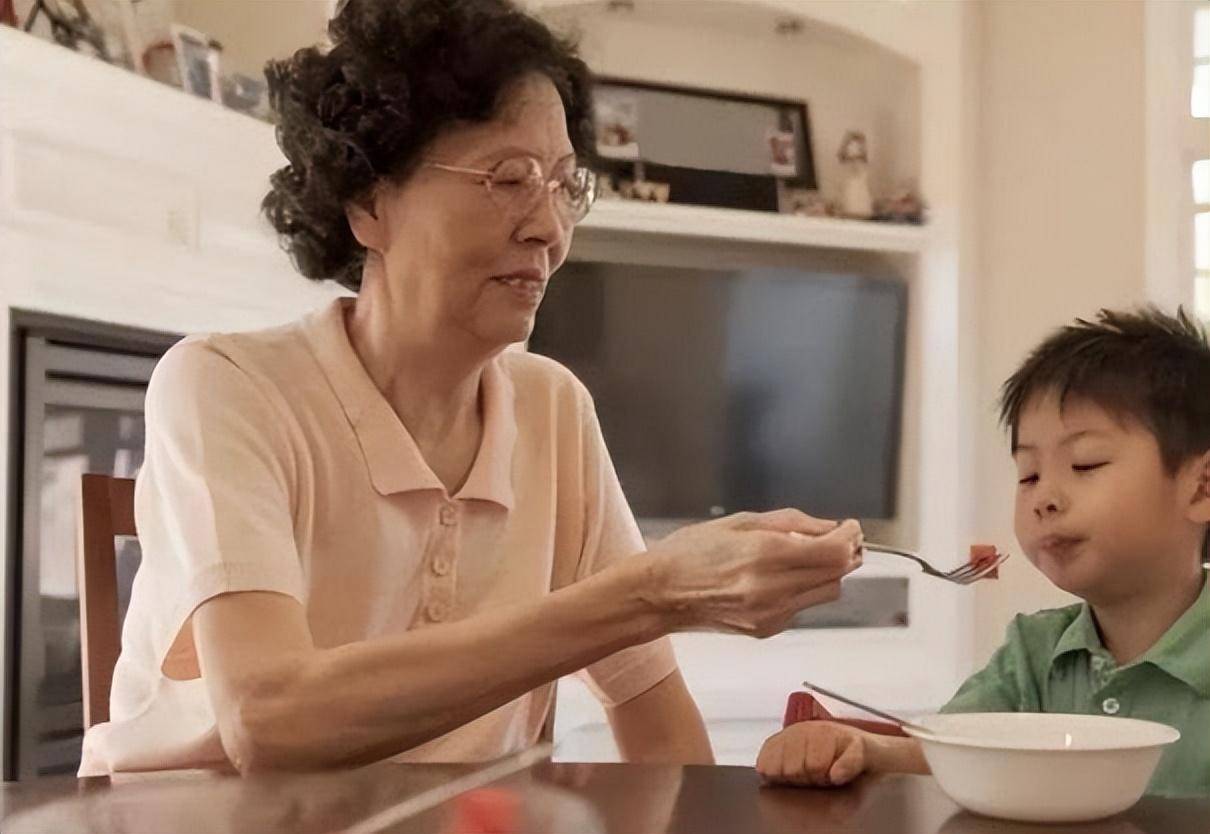 一放假,婆婆就把大嫂的俩娃送来让我带,我则把孩子送去老公单位_于佳