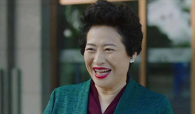 徐迪忙着拍戏的时候,于建伟一路陪着她,生怕妻子受委屈.