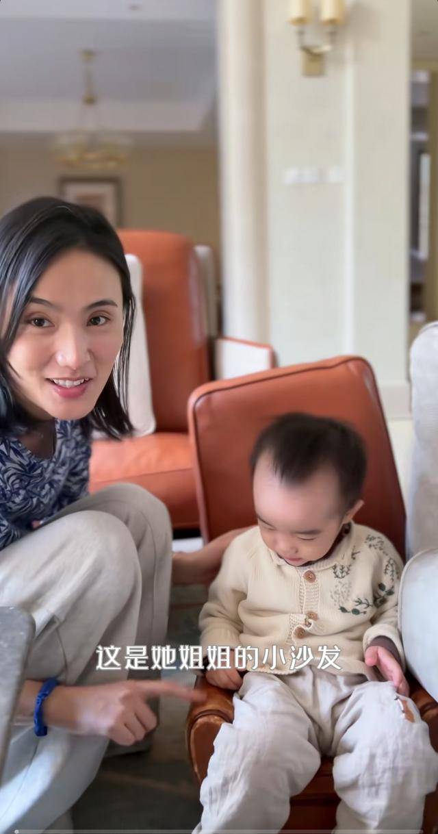 海哈金喜给女儿坐李嫣小时候用的旧沙发,李亚鹏尽力参与育儿过程_海哈