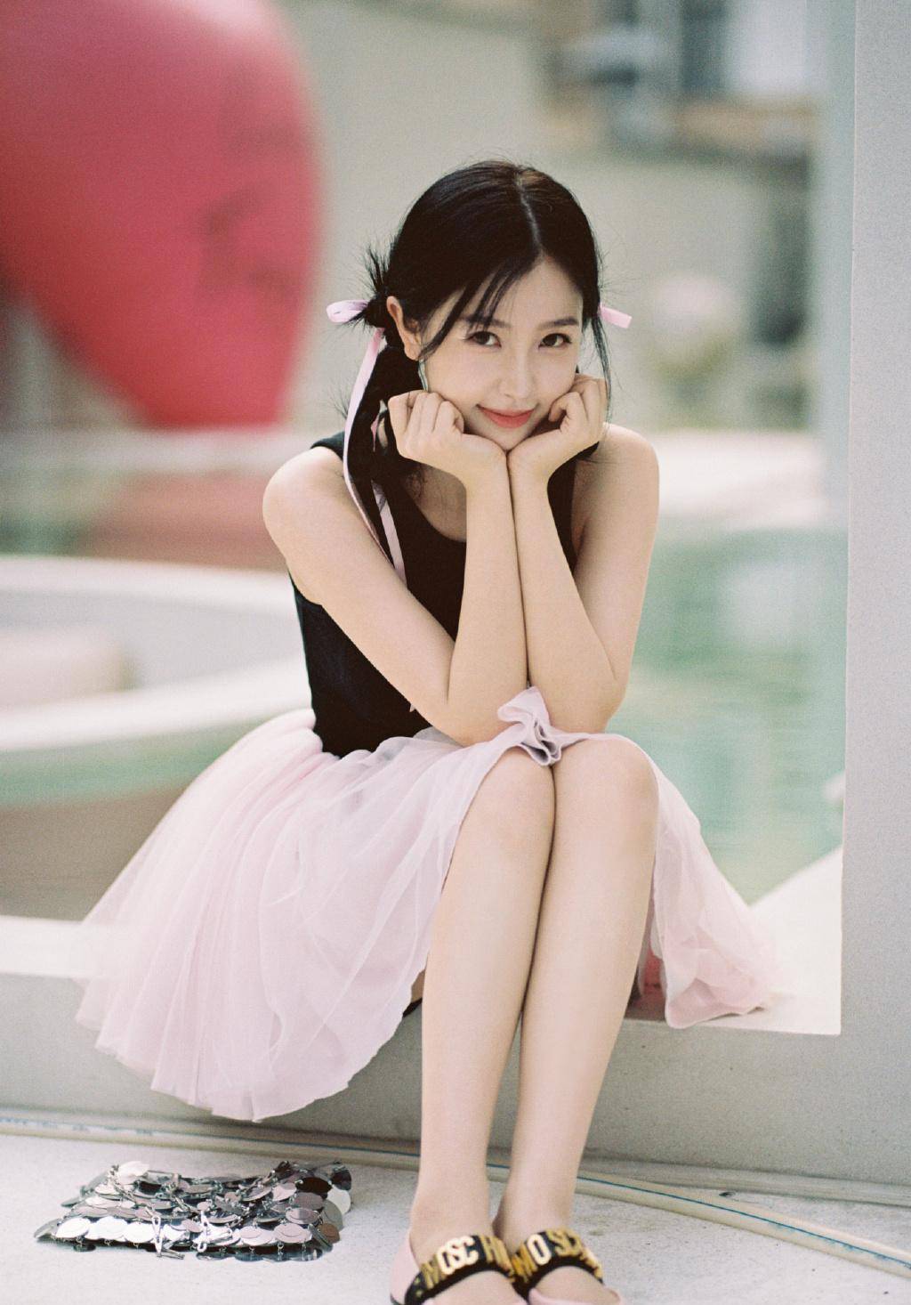 虞书欣流行了"上衣运动,下衣约会"的穿搭,既减龄又优雅_造型_少女