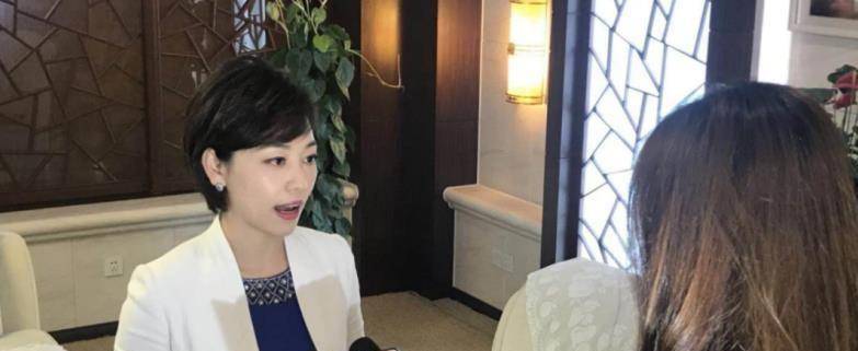 央视著名主持人劳春燕:和丈夫分居17年,怀孕7个月仍要上班_裘正义