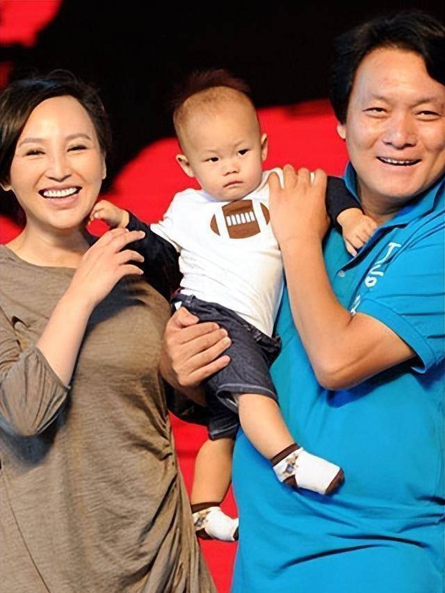 导演私奔,蜗居在地下室连生3胎,今丈夫用7部剧将她捧红_丽娜_郭靖宇