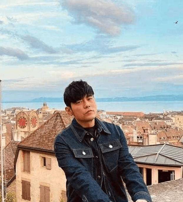 44岁周杰伦巡回演唱会后暴瘦!