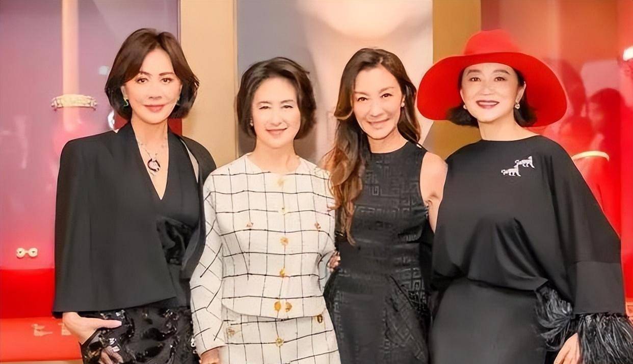 61岁何超琼现身贵州,一袭黑色吊带裙微卷蓬松短发,身材特别好_风格