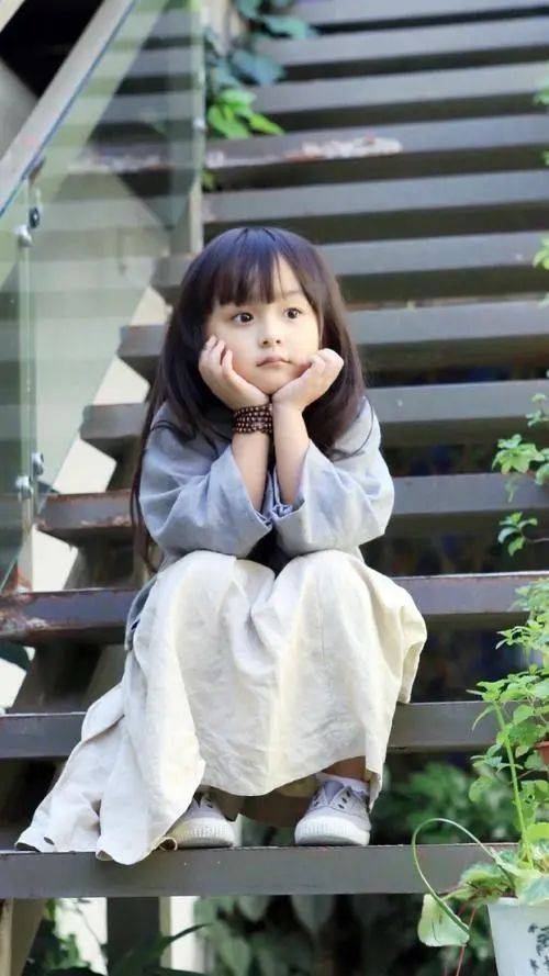 恬恬从小继承了父母的优点,皮肤白皙,圆圆的大眼睛,简直就是个活生生