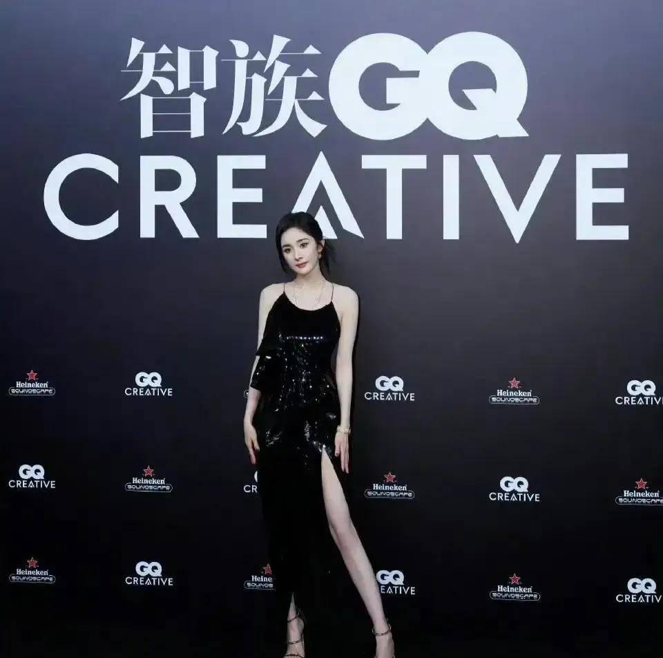 杨幂身穿黑色吊袜带亮片连衣裙,在gq红毯上大秀火辣身材!