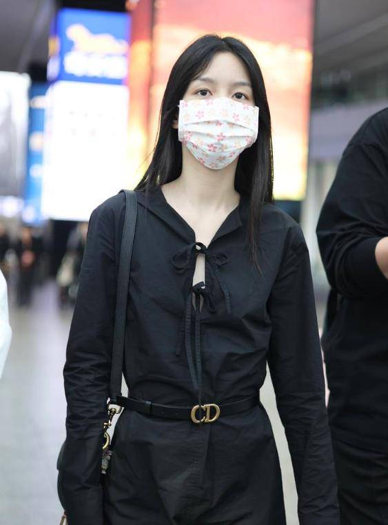 25岁女星周也现身北京机场!