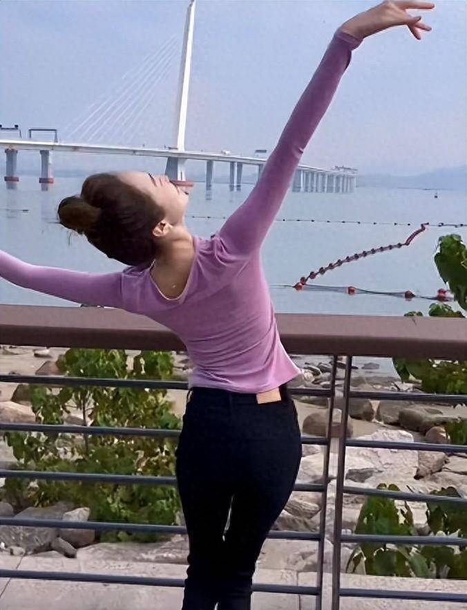 白珊珊私照曝光,脚踩名贵袜子,怪不许家印让她当团长_生活_故事_恒大