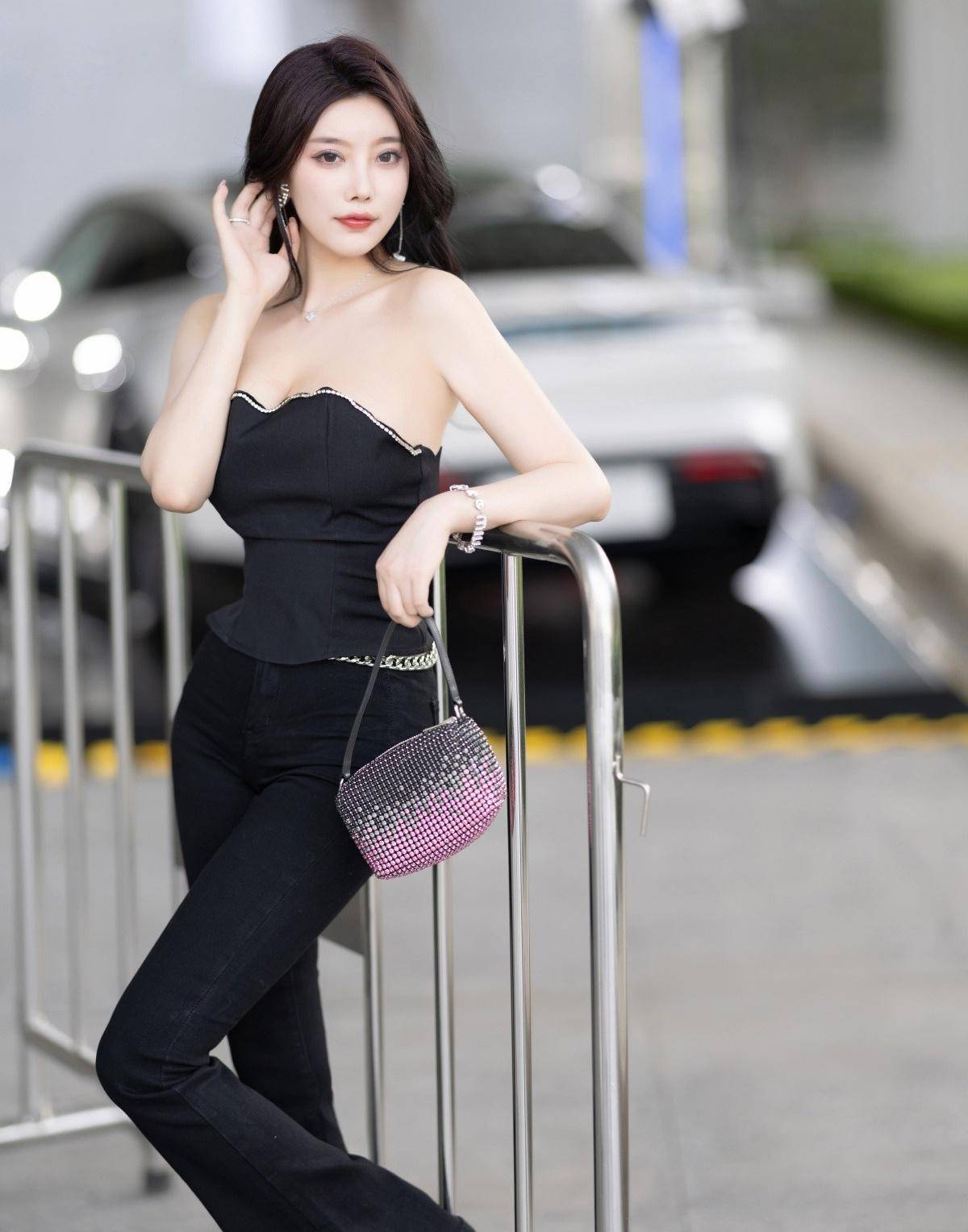 杨晨晨身穿黑色露肩上衣和黑色裤子,时尚优雅的性格_身材_演技_表演