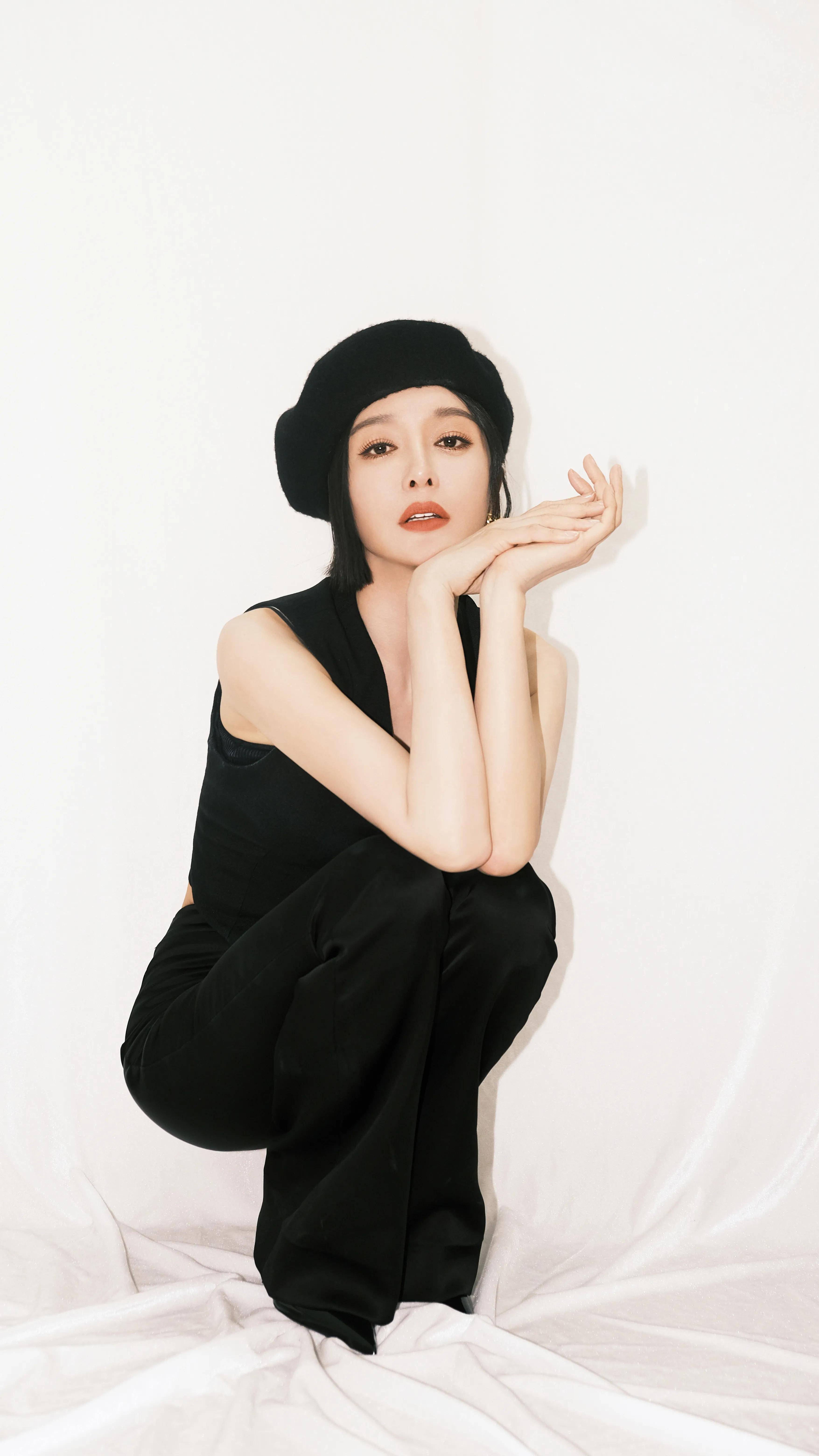 秦岚穿黑色喇叭裤的优秀图片集_气质_线条_的设计
