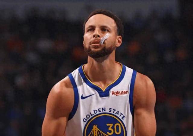 勇士队官方推特分享了一张库里和霍姆格伦赛后交换球衣的照片.