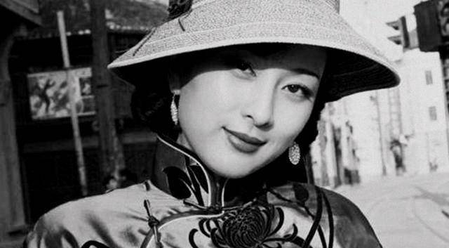 坊间盛传,叶吉卿不仅给徐恩曾送了很多钱,还与其独处一晚,李士群才得