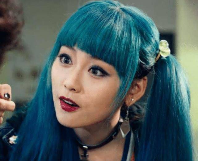 她是《唐探2》里的顶级女黑客kiko,如今剪成短发后,美炸了_电影