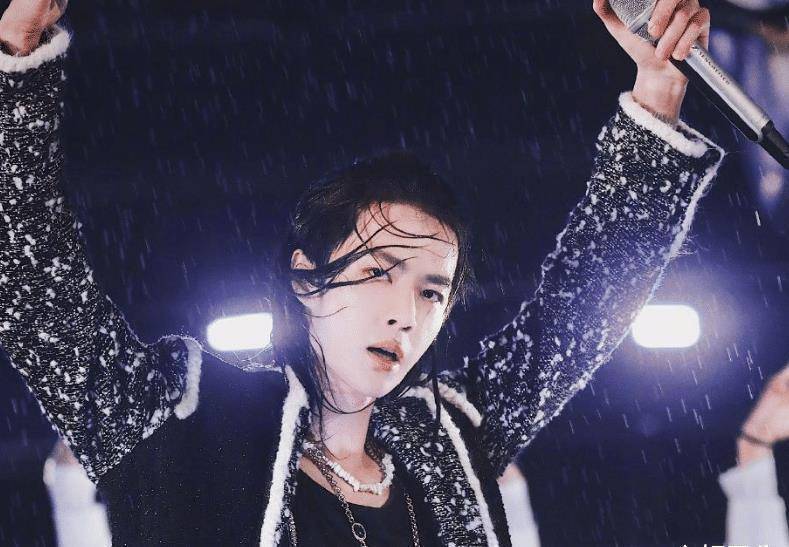 近段时间在《我是唱作人》上也是圈粉无数的,而且作为国外男团exo出道