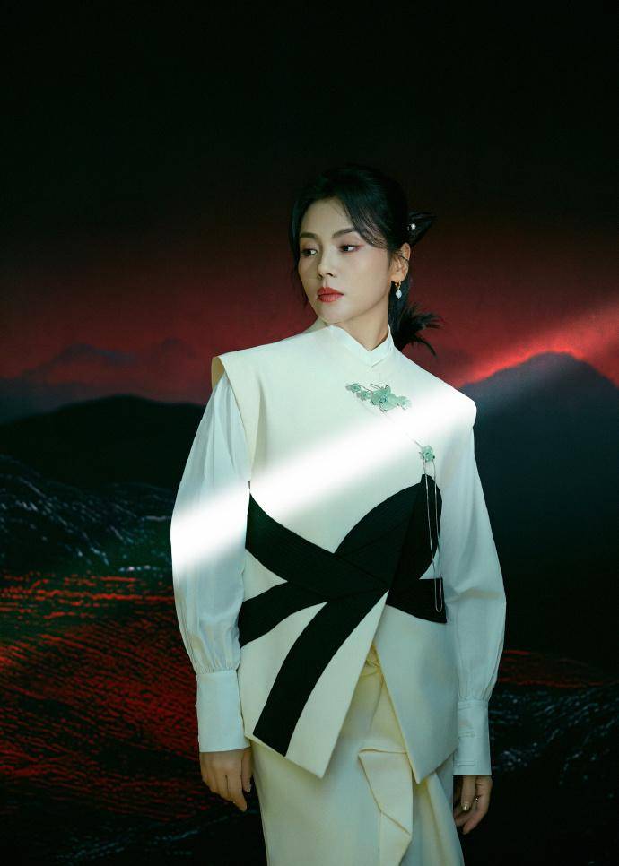 米色中式马甲搭配绿色胸针,国泰民安脸_色彩_旗袍_白色