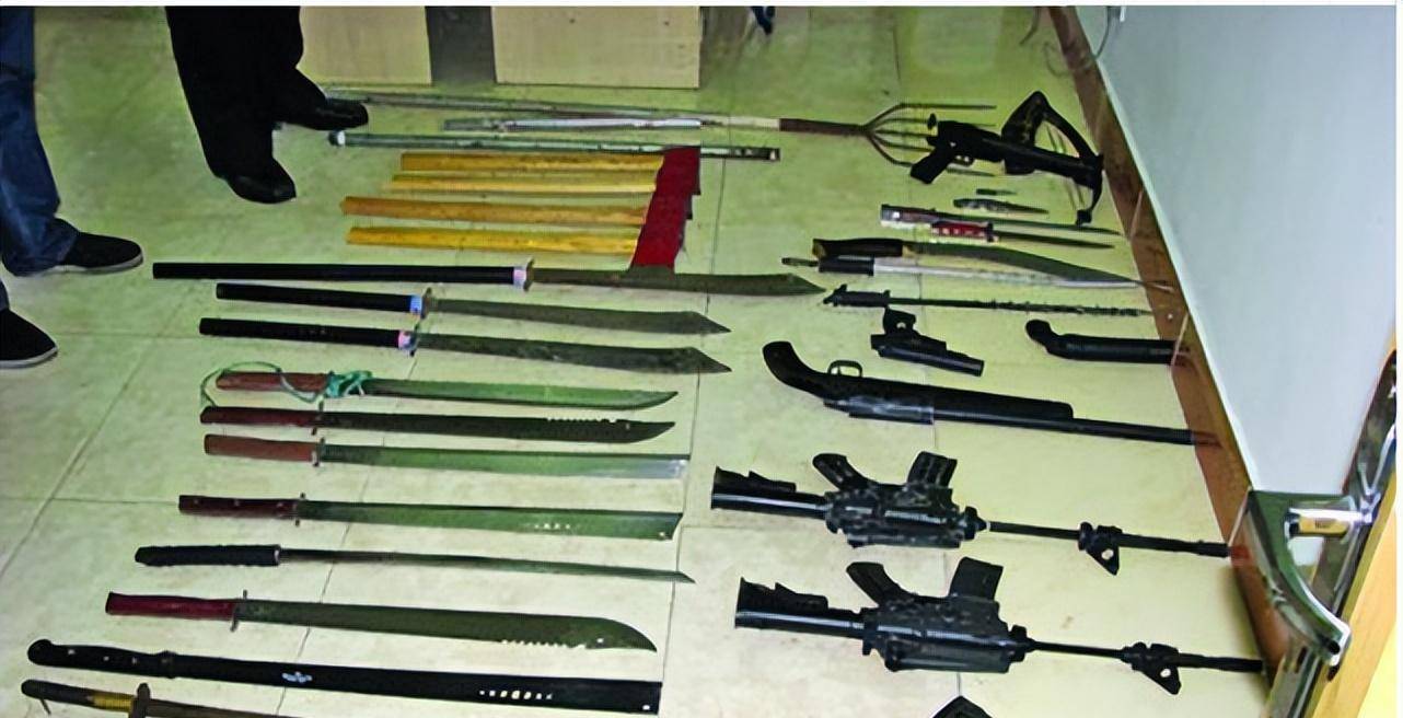 桥蔬菜批发市场,发生了一场恶劣械斗事件,数十人手持猎枪,砍刀等武器