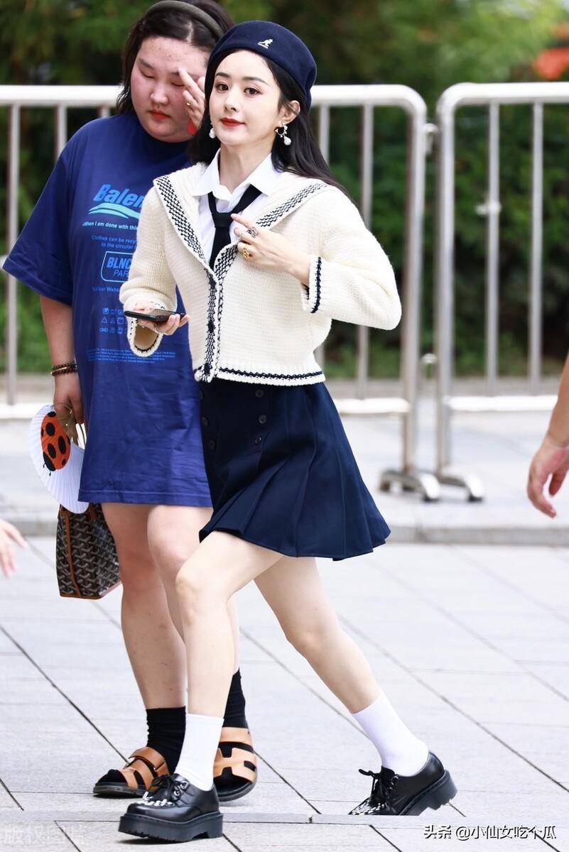 赵丽颖与风行最新路透造型被吐槽,大宽脸双下巴大红唇太"雷人"_成双