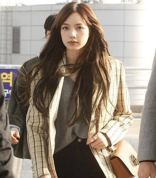 lisa摆脱"铁刘海",露额头美出新高度,难怪蔡徐坤特别照顾她_时候_实力