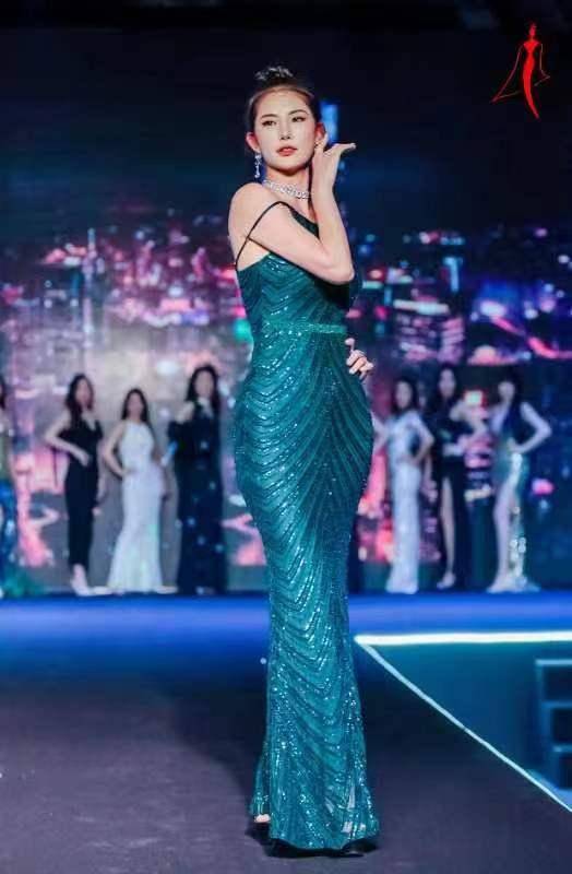 经过开场介绍,泳装展示,晚装大秀,华服亮相,真挚拉票,机智问答等多个