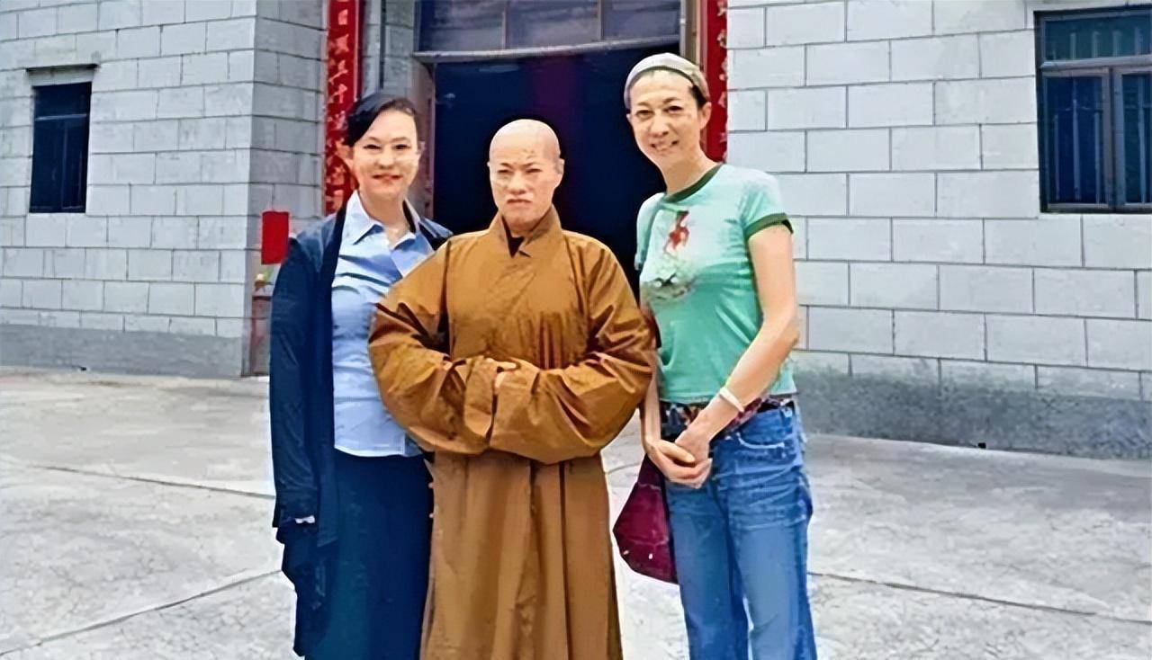 2015年香港寺院丑闻曝光:富婆尼姑释智定敛财千万,被