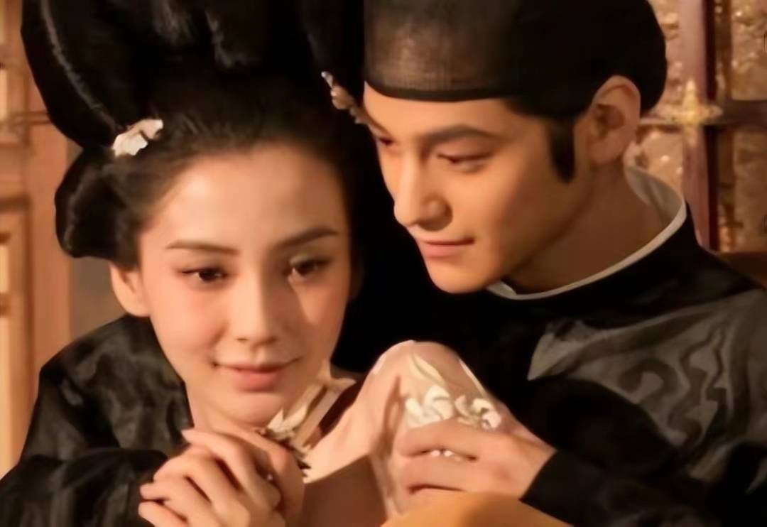 电影《花田喜事2010》的拍摄过程中,杨颖与郑中基的感情传闻如同野火