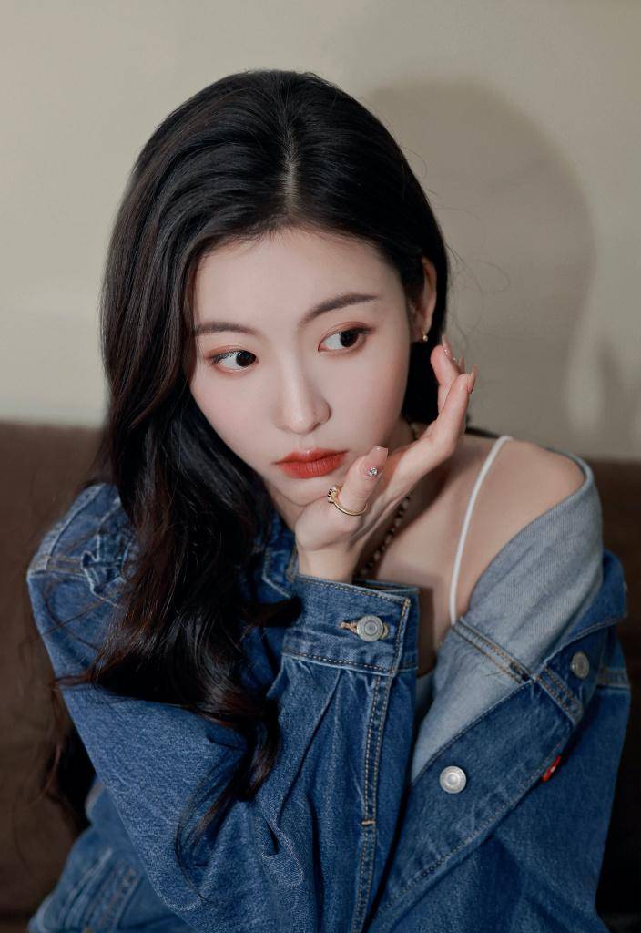 孙芮分享牛仔造型写真, 时尚帅气兼具甜酷十足