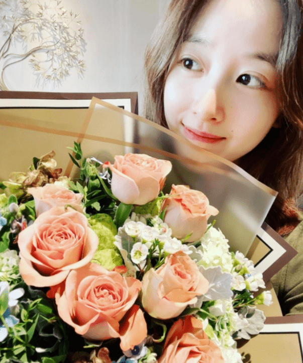 章泽天晒老公视角美照,陪家人逛街过节,5岁女儿身高到妈妈腰部_大佬