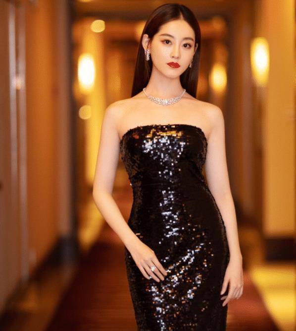 原创28岁的祝绪丹挑战"校服装",看清颜值那刻,直男:初恋女神!