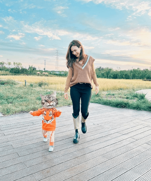 卢靖姗带女儿澳门度假,素颜与粉丝合影,黑眼圈雀斑明显超真实_韩庚正