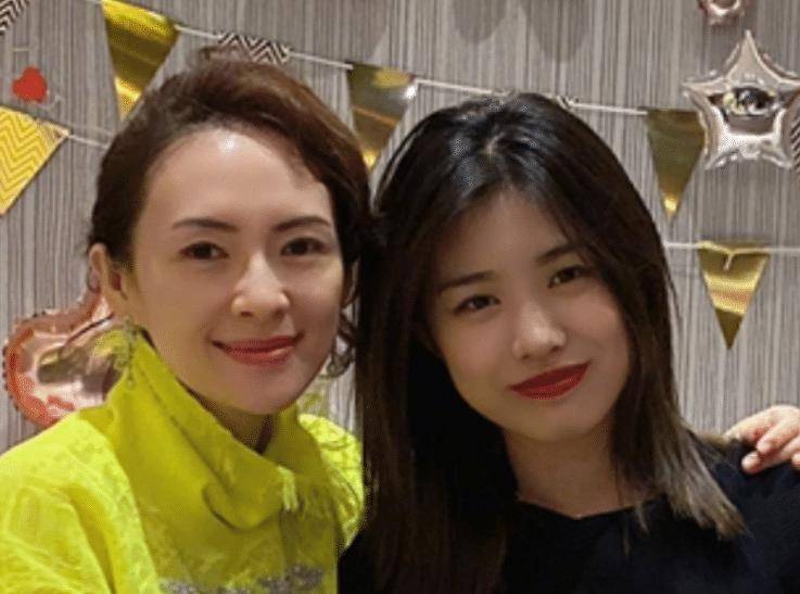 章子怡为大女儿庆生,晒全家福及小苹果近照,15岁模样过于时尚?