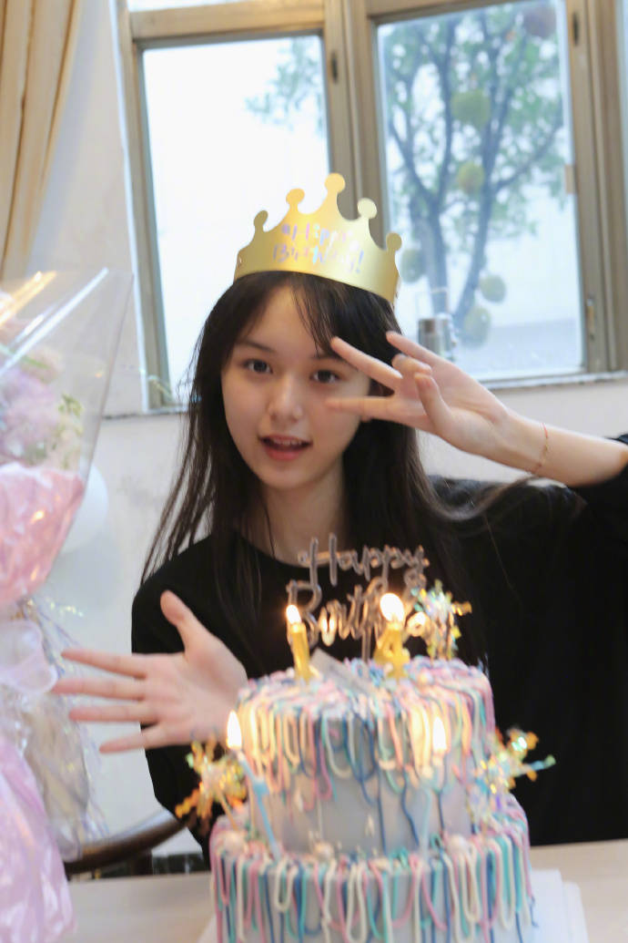 05后小花来要抢饭碗了!