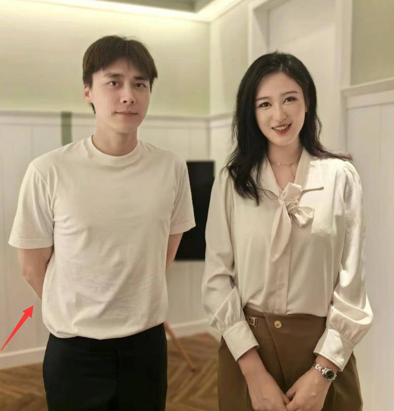 36岁李易峰近况曝光,搂抱美女疑有新恋情,女方高调表白疑官宣_女生
