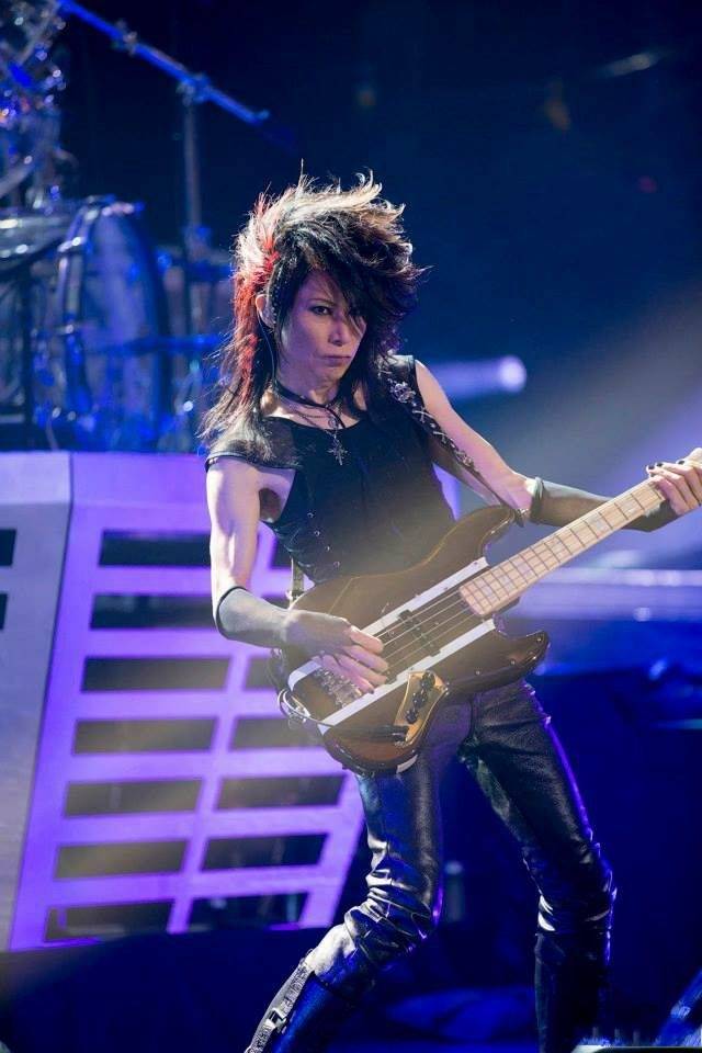 摇滚乐队x-japan的贝斯手heath因癌症不幸离世,年仅55岁_音乐界_时刻