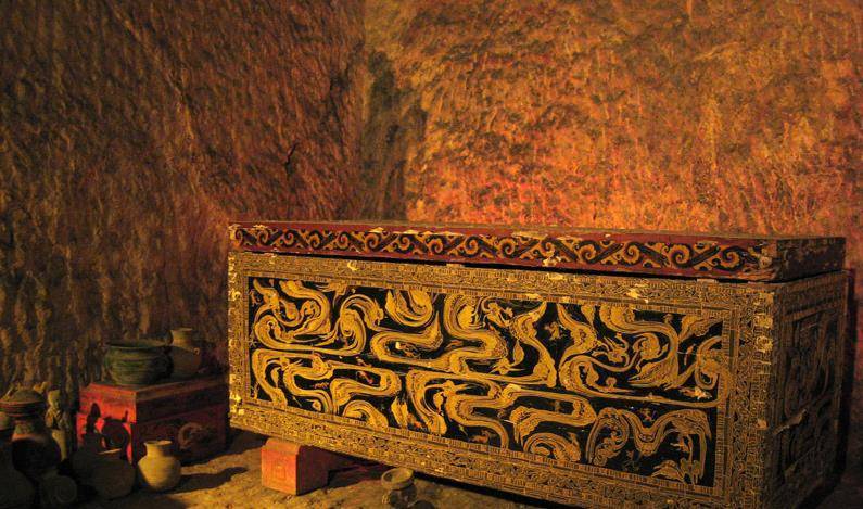 徐州出土一西汉古墓,墓碑刻着"里面无宝藏",专家大喜:继续挖_墓葬