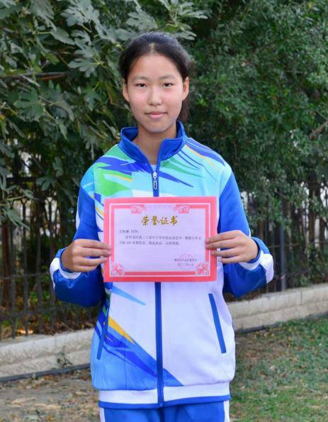 获得女子800米冠军,并打破纪录,她还获得了1500米的亚军,并打破记录