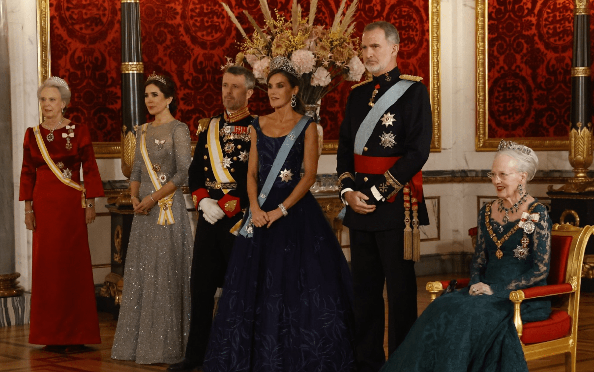 玛丽水钻礼服闪耀,莱蒂齐亚爱心耳坠不低调_婆婆_女王_西班牙