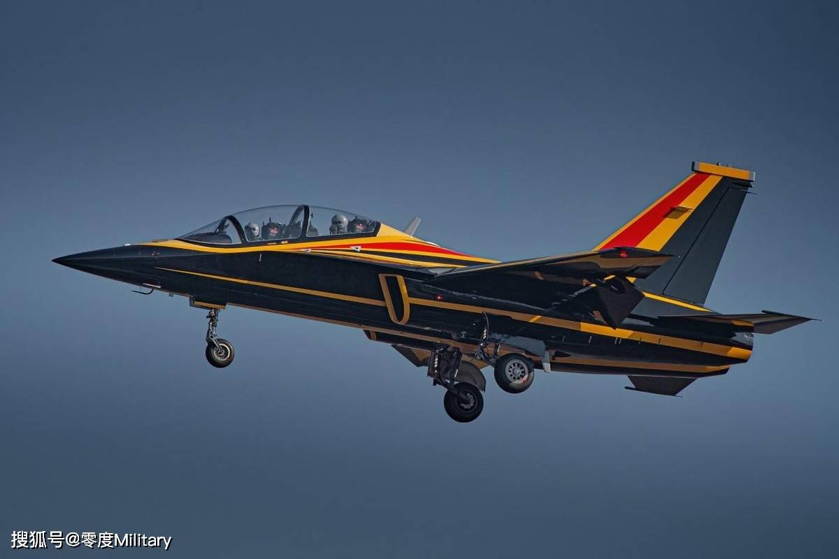 首批l-15a高级战斗教练机现身阿联酋 身披阿联酋飞行表演队涂装_版本