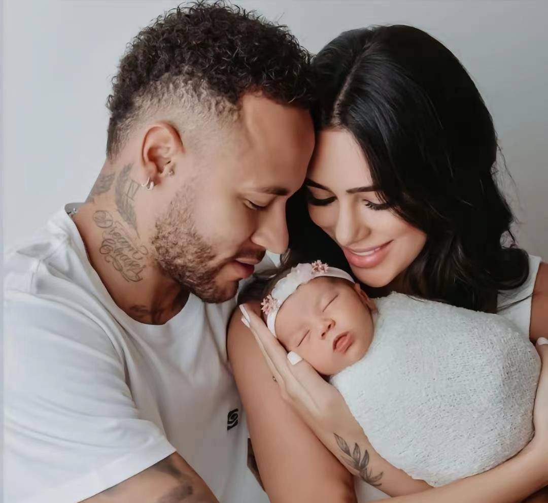 内马尔的现任女友布鲁娜不仅是一位拥有美丽面孔和火辣身材的模特