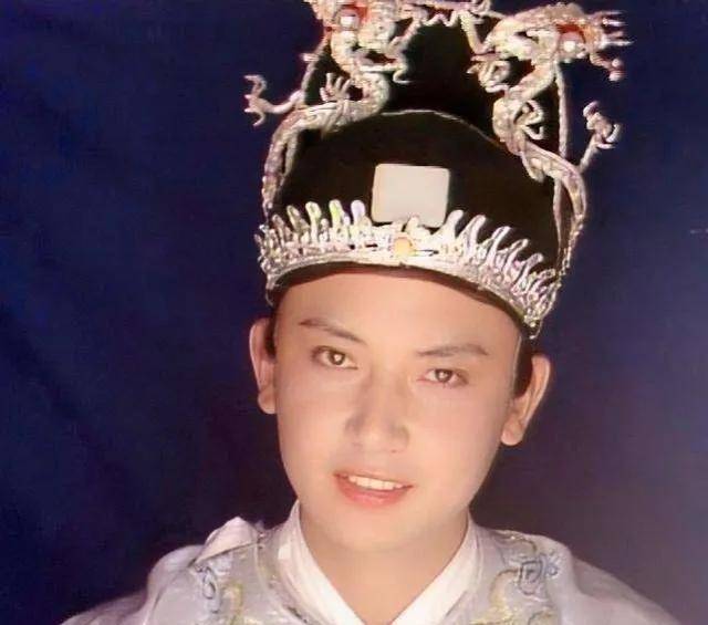 《红楼梦》中柳湘莲的扮演者,一个面若秋月,一个拿鼻孔看人_侯长荣