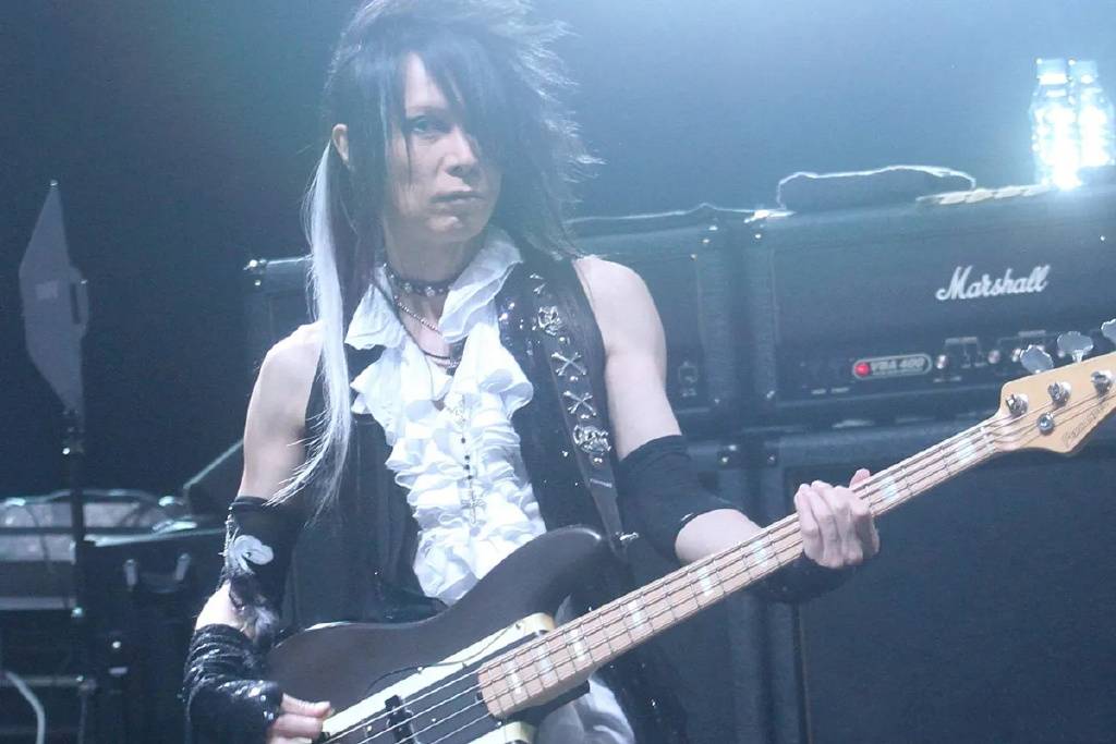 摇滚乐队x-japan的贝斯手heath因癌症不幸离世,年仅55岁_音乐界_时刻