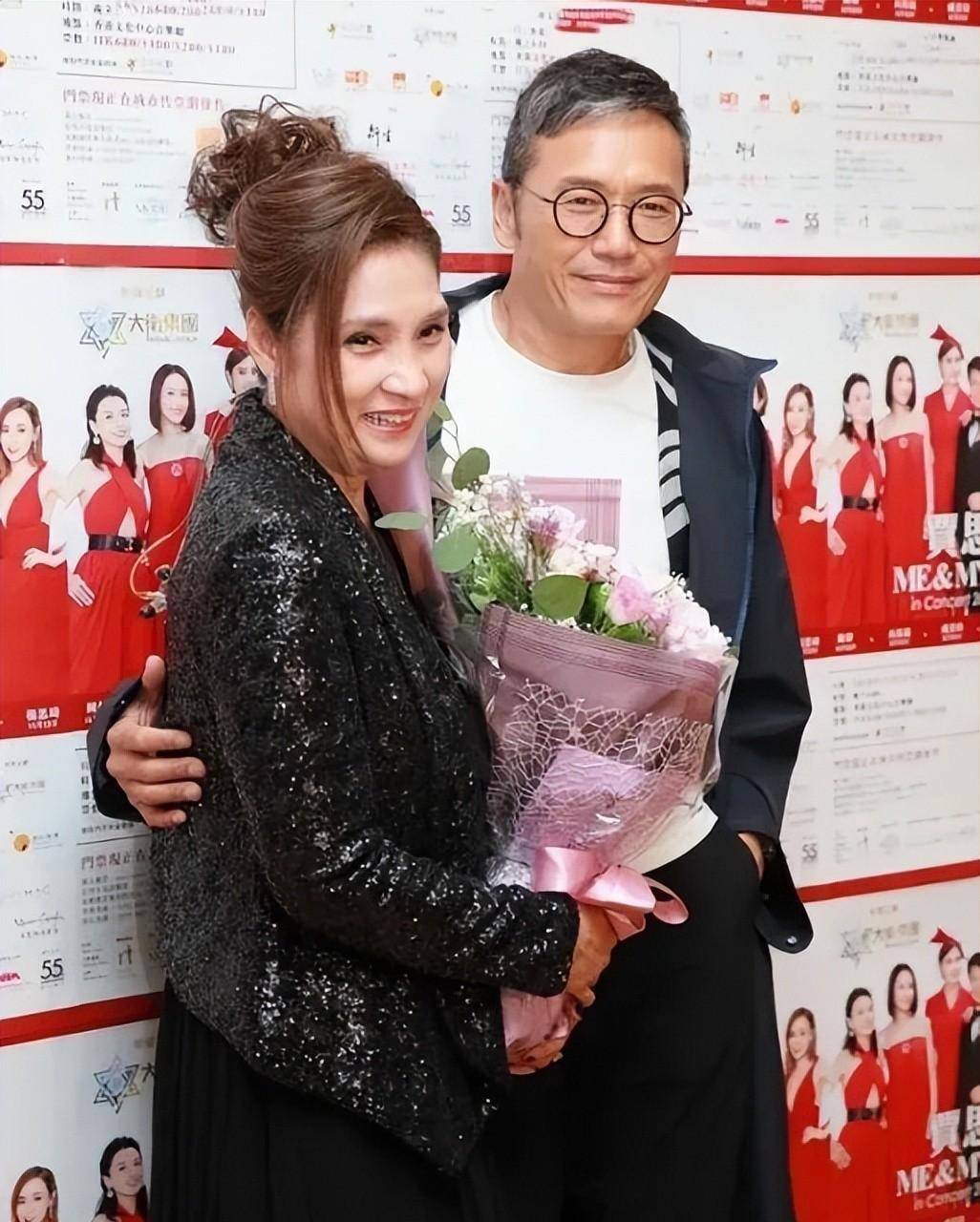 苗侨伟真是娶到宝了!他穿风衣满头白发,戚美珍穿西装一点不显老