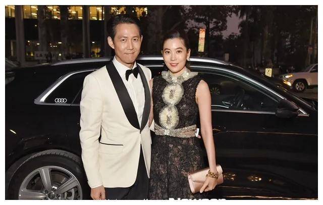 事实上当天与李政宰同伴出席该活动的还有她的女友林世玲,两人还在