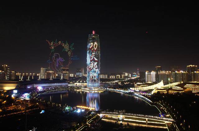 郑州cbd上演无人机灯光秀_市民_品牌_夜空