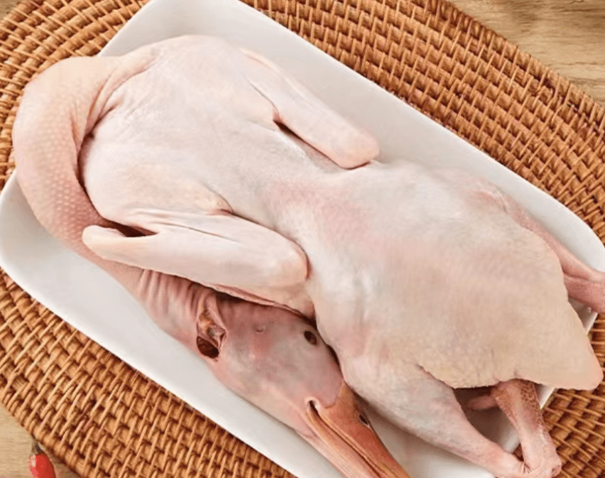 冬五宝:鸭肉推荐做法:姜母鸭1,食材:番鸭肉,老姜,芝麻油,葱姜水.