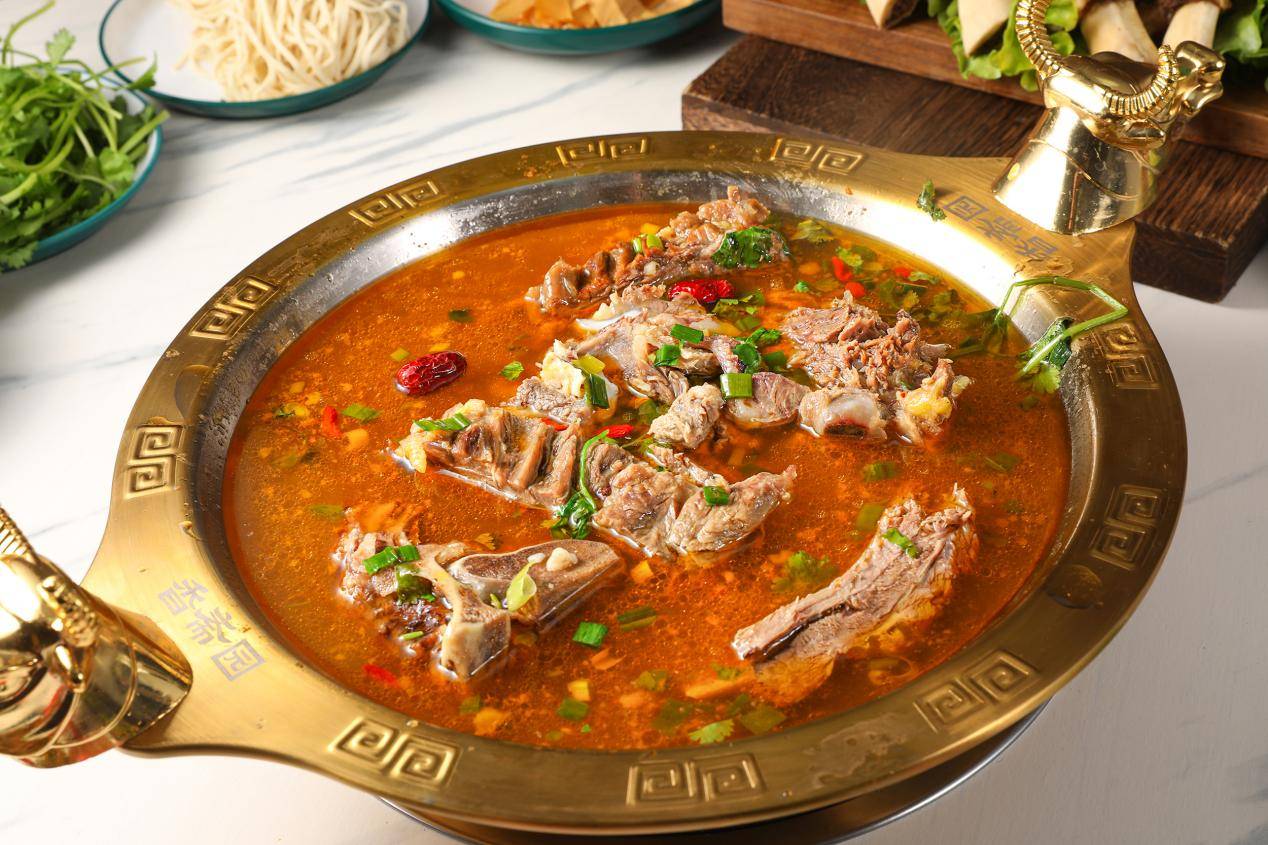 绝不隔夜;起步三个小时的细细熬煮,将精华全部凝聚在这一锅牛骨原汤之