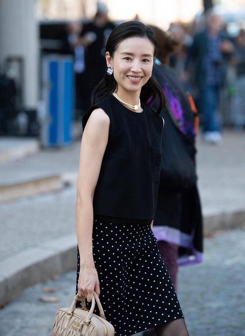 明星亮相春夏时装周,董洁衣着考究,朱珠威风凛凛,费翔大胡子抢尽风头