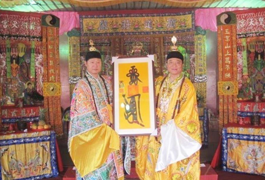 任张天师去世,因后继无人,众人浑水摸鱼乱象丛生_张恩_张源先_继承人