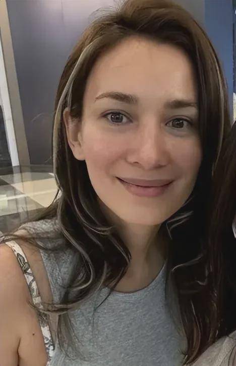 卢靖姗澳门现身,素颜出镜展自然美,大方自信散发出魅力_照片_网友