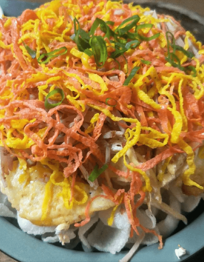 腾冲的美食融合了多民族口味,来到这,可以尝尝特色的和顺头脑,稀豆粉